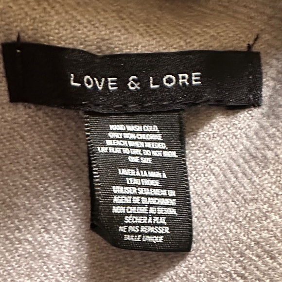 Love & Lore Elegant Gray Fringed shawl/scarf - Picture 6 of 8